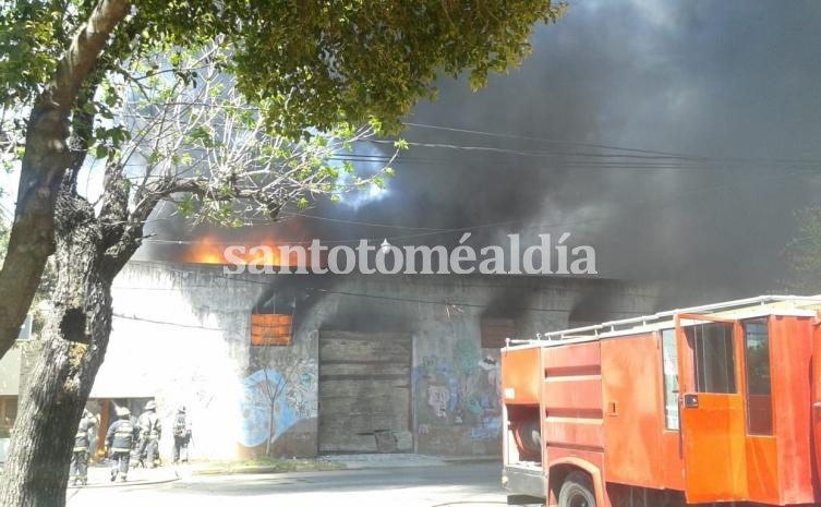 Ardió en llamas un depósito ubicado en Facundo Zuviría y Domingo Silva, en Santa Fe.