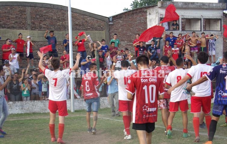 Jugadores de Independiente celebran con el público. (Foto: Gentileza Luciana Salcedo)
