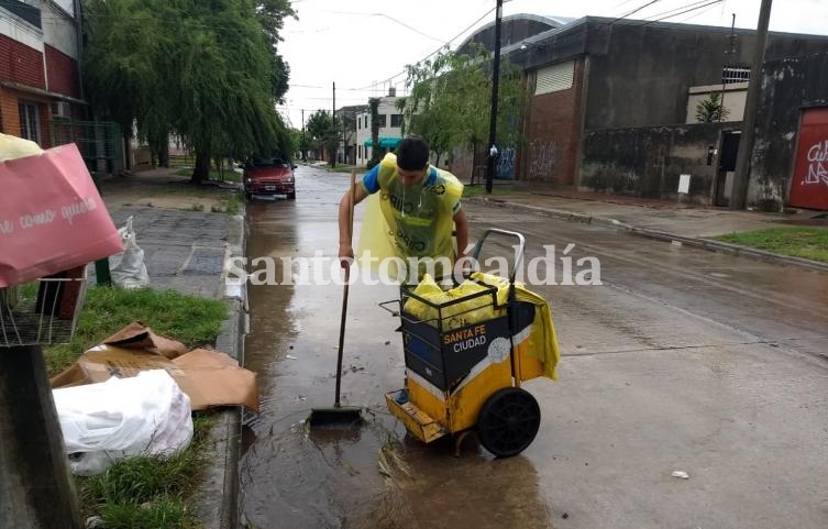 El Municipio santatesino dispuso 30 cuadrillas para la limpieza de calles y desobstrucción de alcantarillas, entre otras tareas. (Foto: Municipalidad de Santa Fe)