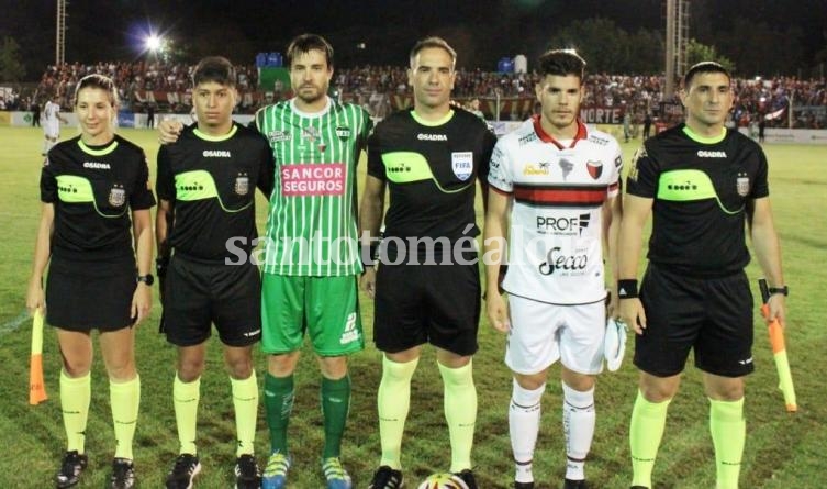 Colón perdió 3-2 ante Unión de Sunchales en el partido de ida de la final de la Copa Santa Fe. (Foto: Prensa Copa Santa Fe)