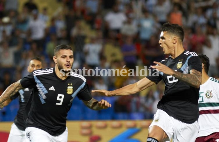 Icardi (9) celebra su gol junto a Lo Celso (22). (Foto: Twitter @Argentina)