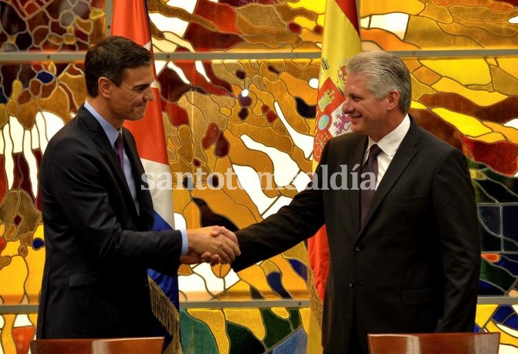 El saludo entre el español Pedro Sánchez (izquierda) y el cubano Miguel Díaz-Canel. (DPA)