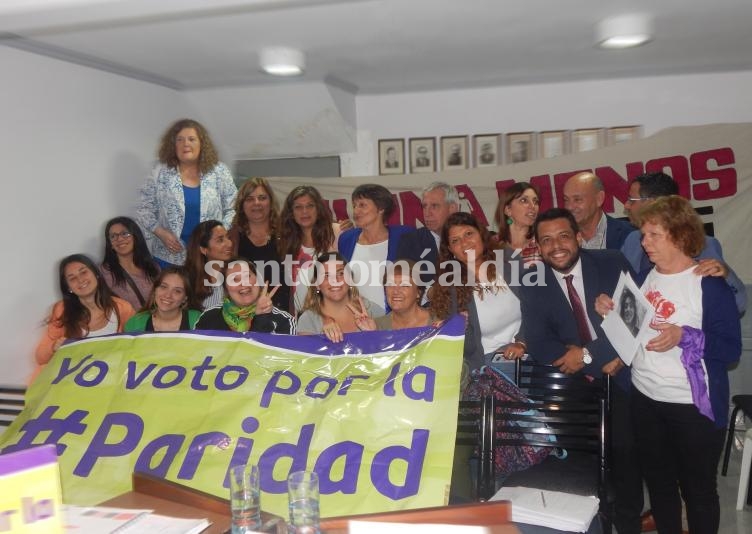 El Concejo aprobó el proyecto de paridad de género en los cargos electivos municipales, impulsado por Rodrigo Alvizo. (Foto: Prensa Alvizo)