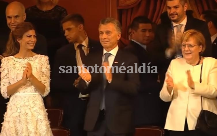 Macri ovacionó emocionado el espectáculo en el Teatro Colón. (Captura de video LPO)