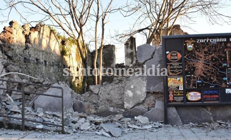 Escombros junto a un muro derrumbado en la localidad siciliana de Zafferana Etnea. (EFE)