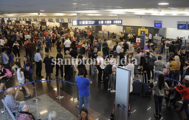 En Aeroparque hubo vuelos cancelados y demoras. (Foto: Clarín)
