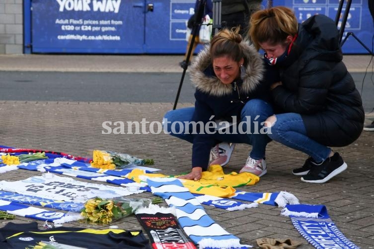 La emoción de Romina Sala al ver las muestras de cariño de los hinchas del Cardiff hacia Emiliano. (Foto: AFP)