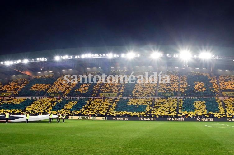 Los hinchas armaron un mosaico con el apellido del futbolista. (Foto: La Nación)