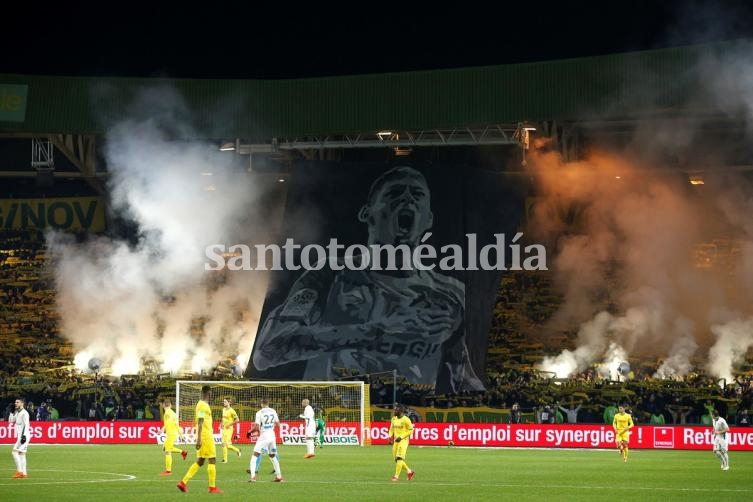 Los simpatizantes de Nantes desplegaron una imagen gigante del goleador santafesino. (Foto: AP)