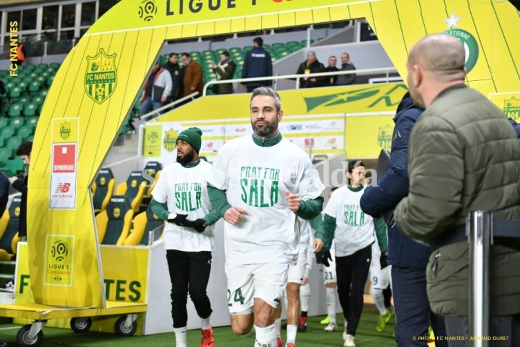 Los jugadores de Saint Etienne, rival de Nantes, salieron al calentamiento con una remera alusiva. (Foto: Club Nantes)
