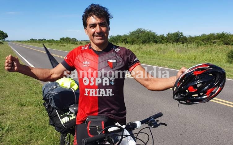 Jorge Nini, con alegría, al detenerse en la ruta para hablar con Santotomealdia. (Foto: Santotomealdia)