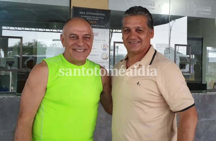 Gabriel González y Pedro Uliambre, en la aduana. (Foto: Santotomealdia)