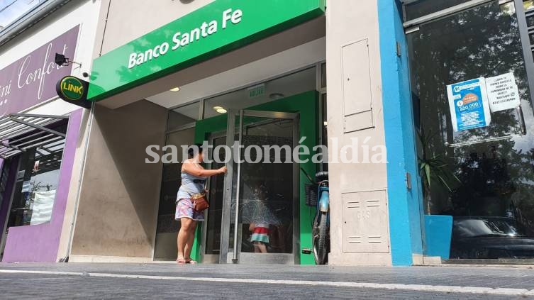  Los Defensores también le reiteraron el pedido al presidente del directorio del Nuevo Banco de Santa Fe, Sebastián Eskenazi. (Foto: STD)