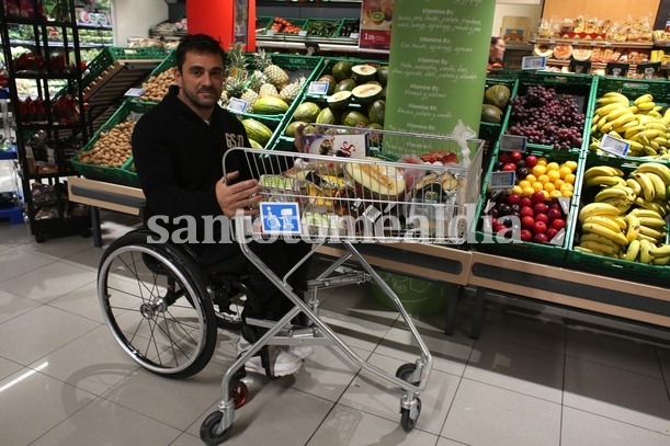 Un proyecto propone que los supermercados tengan changos y canastos adaptables a sillas de ruedas.