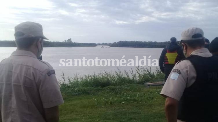Prefectura Naval realiza un rastrillaje por el río para tratar de encontrar a Eduardo Funes. (Foto: LT9)