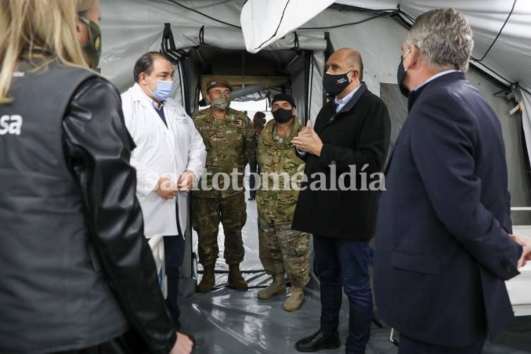 El gobernador Omar Perotti, en una de las carpas del hospital de campaña frente al Cullen.