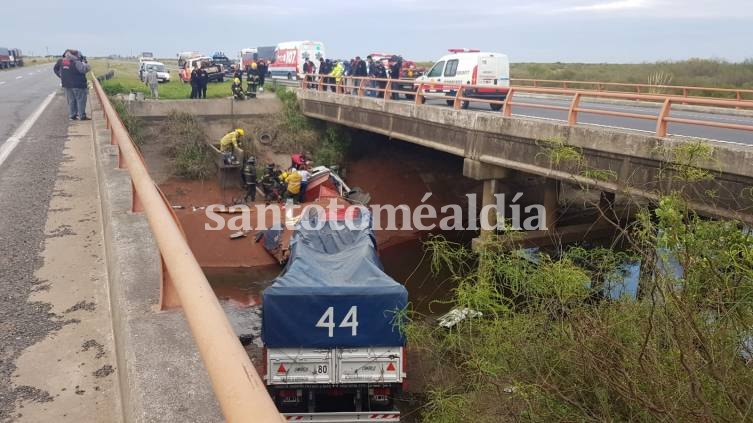 Un camión perdió el control y cayó a un arroyo en la autopista Santa Fe - Rosario