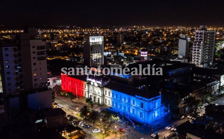 Hasta este martes por la mañana, la fachada de su Rectorado estará iluminada con la bandera de la provincia de Santa Fe en honor a su capital.
