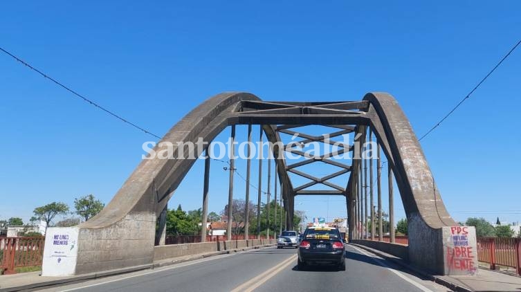 Piaggio impulsa una iniciativa a través de la cual solicita obras de pintura para preservar el aspecto visual original del puente Carretero. (Foto: Santotoméaldía)
