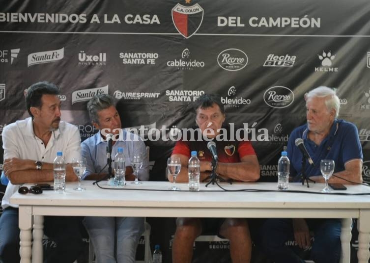 En la presentación, Falcioni estuvo acompañado del presidente José Vignatti, el vice 3º Horacio Darrás y el director deportivo Mario Sciacqua. (Foto: El Litoral)