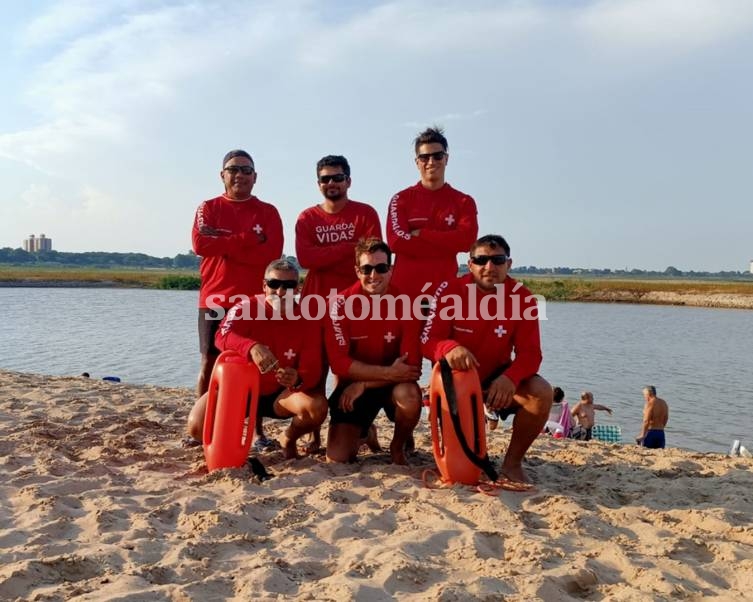 Guardavidas salvaron de ahogarse a dos hermanos en la Laguna Setúbal