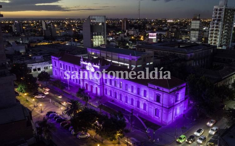 Este martes se iluminará la fachada del edificio del Rectorado de color violeta.
