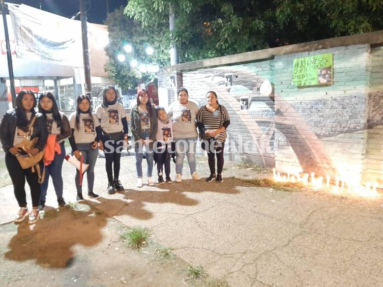 Familiares de Ayrton Díaz se reunieron este viernes por la noche en las cinco esquinas a seis meses de su asesinato. (Foto: Santotoméaldía)