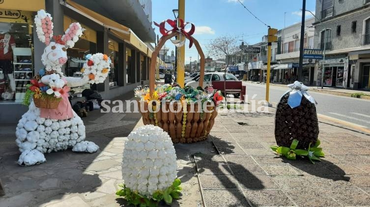 La ciudad espera las Pascuas con adornos para la ocasión