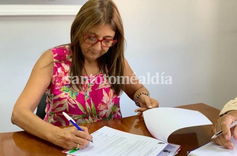 Este martes por la mañana, la intendenta Daniela Qüesta firmó la adjudicación de la obra.