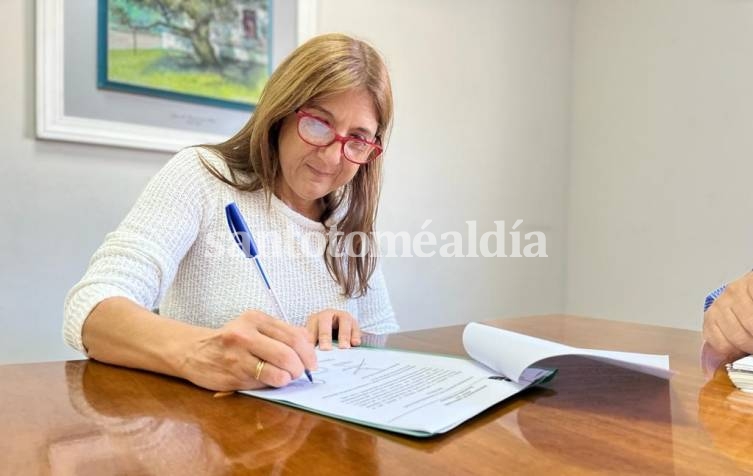Daniela Qüesta firma la adjudicación de la obra.