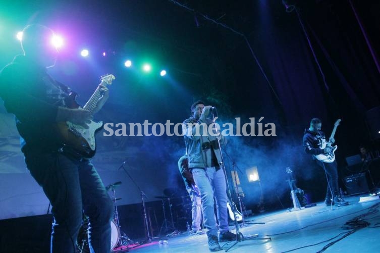 La banda Makina Argenta se presentó con la fuerza del rock clásico y blusero.