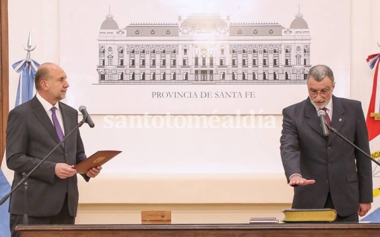 Omar Perotti, le tomó juramento al nuevo ministro de Seguridad de la provincia, el comisario general Rubén Rimoldi.