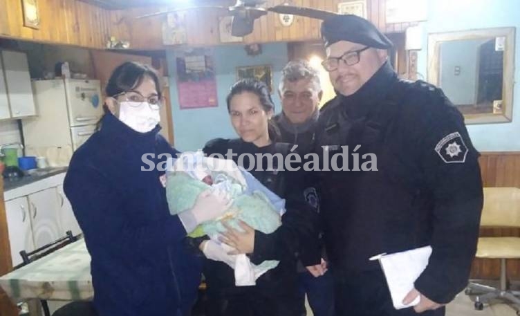 Dos policías del Comando Radioeléctrico asistieron a una mujer de 36 años que estaba a punto de dar a luz en su casa. 