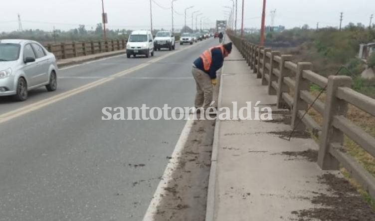 Este martes se realizan tareas de limpieza en el Puente Carretero