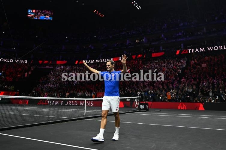 Federer se despidió del tenis notablemente emocionado.