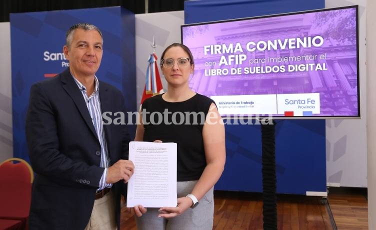 Firma de convenio entre Pusineri y la Directora General de los Recursos de la Seguridad Social Mara Ruiz Malec.