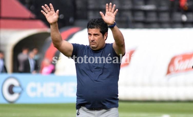 El uruguayo Marcelo Saralegui seguirá siendo el entrenador de Colón hasta diciembre de 2023. 