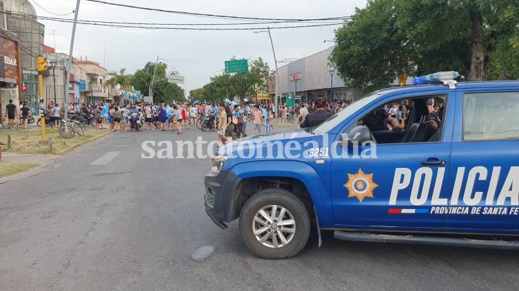 En la avenida también hubo festejos. El grave incidente ocurrió en Villa Adelina Centro. (Foto: Santotoméaldía)