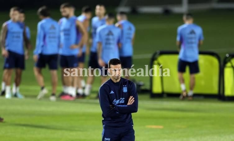 Scaloni empieza a perfilar el equipo en la práctica cerrada del seleccionado argentino 