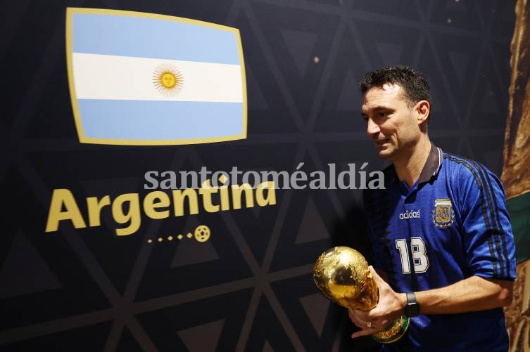 Lionel Scaloni, con la Copa del Mundo. (Foto: @Argentina)