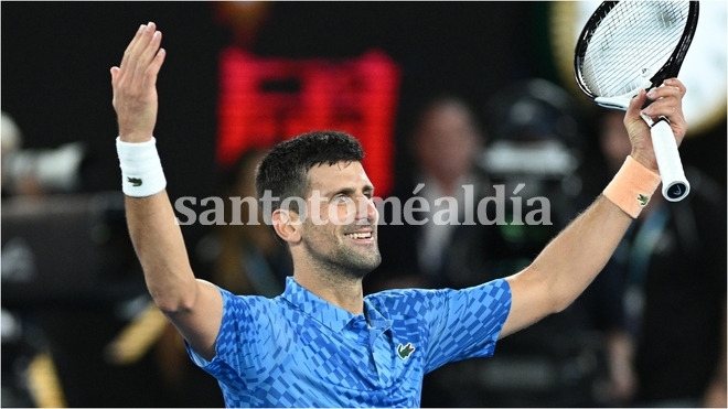 Djokovic festeja tras ganar el título ante Tsitsipas. (Foto: EFE)