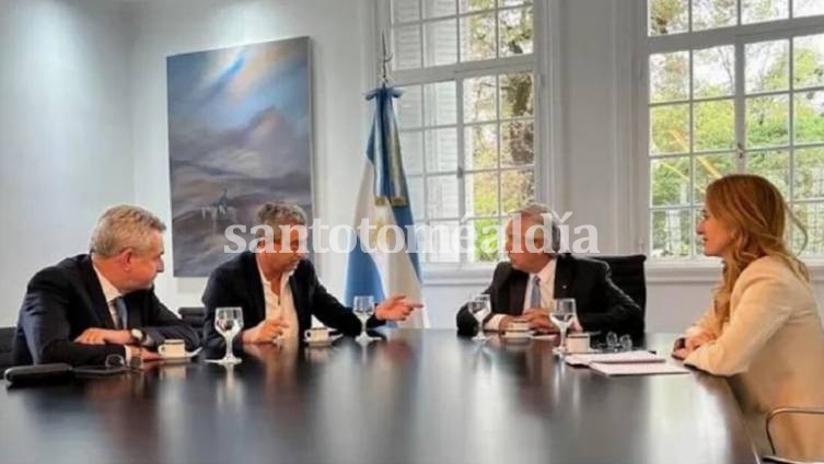 Alberto Fernández con Pablo Javkin, el jefe de Gabinete Agustín Rossi y la ministra de Desarrollo Social. Victoria Tolosa Paz. (Foto: NA)
