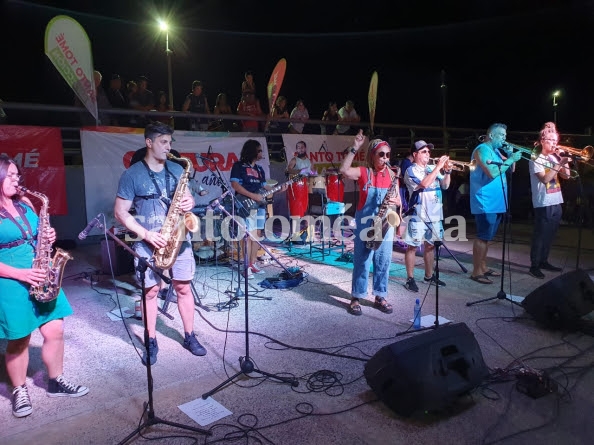 Artistas santotomesinos llenaron de música el anfiteatro municipal