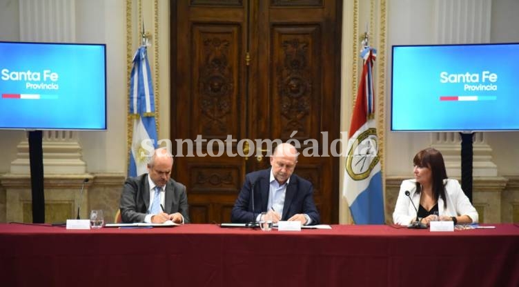 Perotti firmó un convenio con el presidente de la Unidad de Información Financiera (UIF). (Foto: GSF)