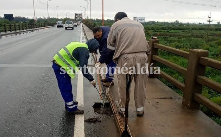 Este viernes se llevan a cabo tareas de limpieza en los desagües del Puente Carretero