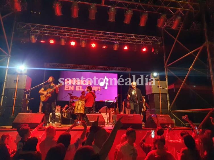 Peteco Carabajal cautivó al público de Santo Tomé con un concierto en el anfiteatro de la costanera