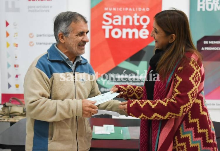 La intendenta Daniela Qüesta entregó los fondos recaudados en los Carnavales Santotomesinos