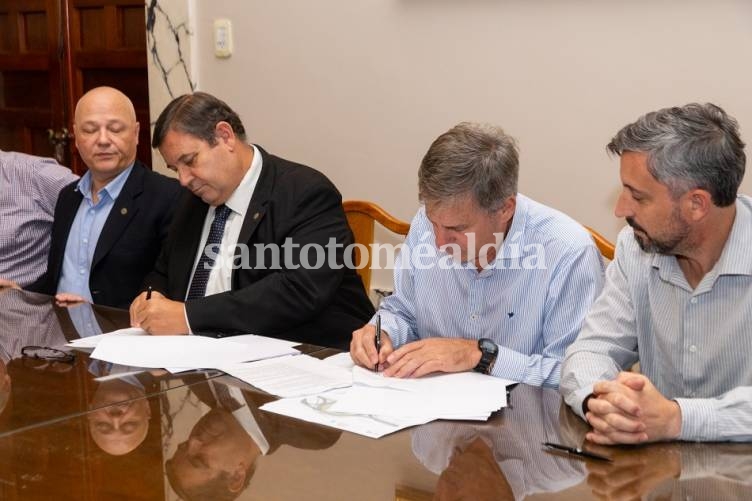 El rector Enrique Mammarella selló el acuerdo junto al intendente Emilio Jatón el pasado viernes 9 de junio en la Manzana Histórica de la UNL.