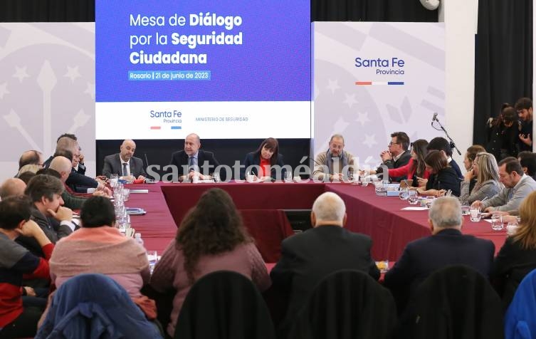 Perotti encabezó la primera reunión de la Mesa de Diálogo por la Seguridad Ciudadana. (Foto: GSF)