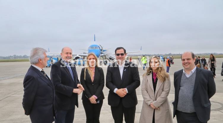 Perotti inauguró el nuevo vuelo de Aerolíneas Argentinas que unirá Buenos Aires, Rosario y Reconquista
